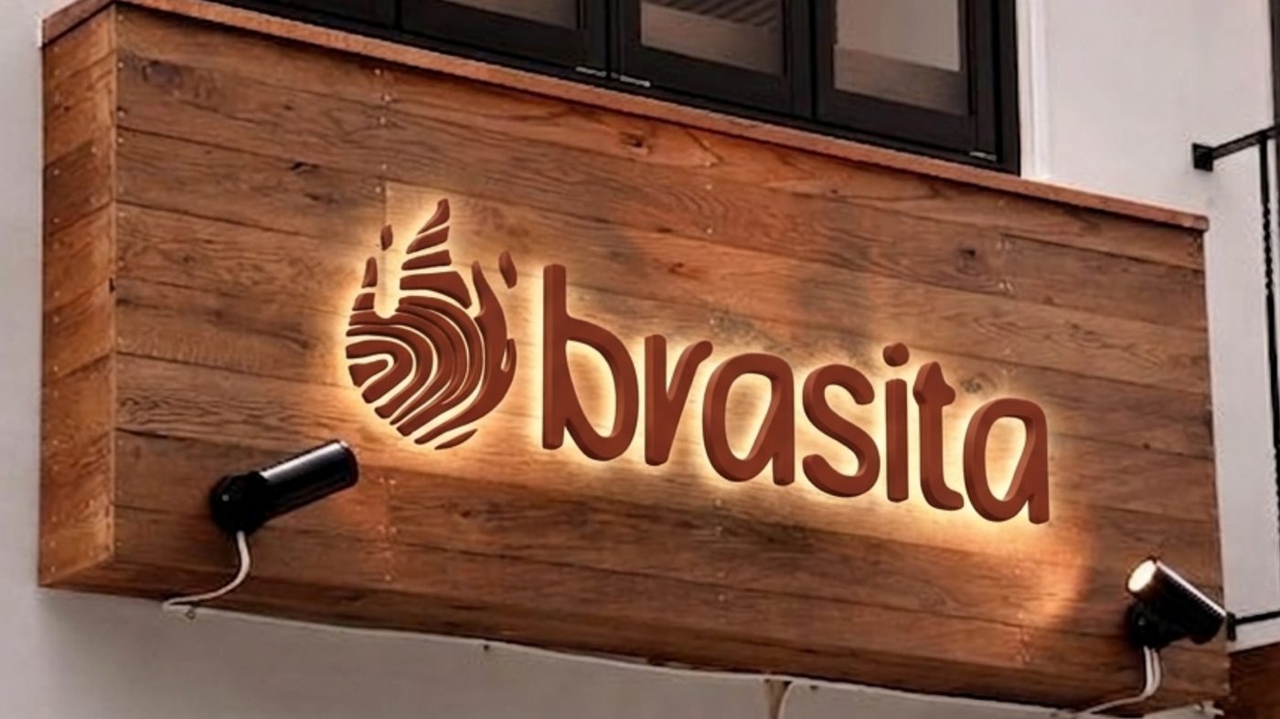 Fachada da Brasita com logotipo iluminado